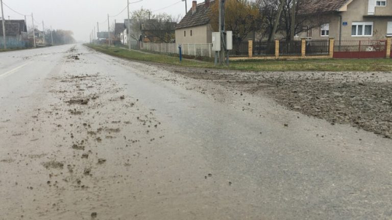 Poljoprivrednici upozoreni zbog navoženja blata na kolnik, evo kolike su kazne