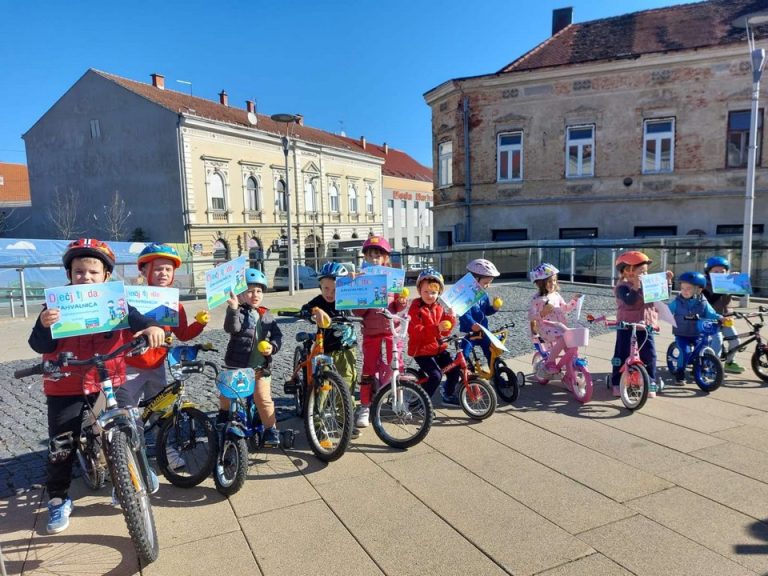 FOTO Djeca kroz igre u pokretu učila voziti bicikl i pritom se zabavila