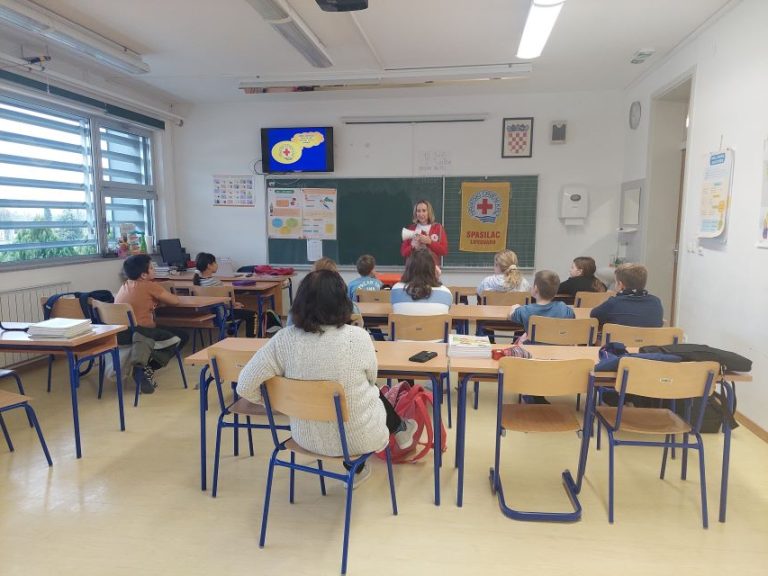Školarci učili o opasnostima i spašavanju na vodi, Crveni križ im pokazao i voki-tokije