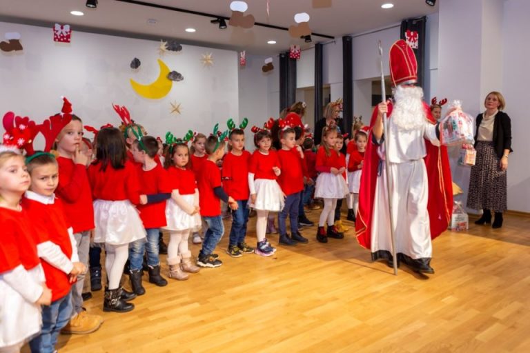 Roditelji doseljenici pozvani da prijave djecu za primanje darova