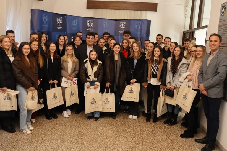 FOTO Križevački studenti deficitarnih zanimanja potpisali ugovore o dodjeli stipendija