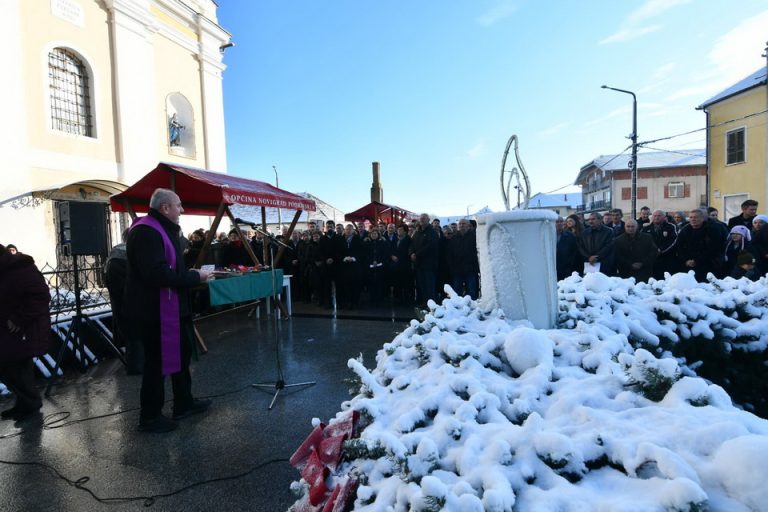 Posvećen adventski vijenac, prisutni uživali u besplatnim delicijama