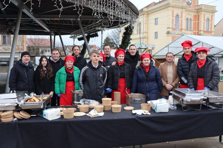 FOTO Na božićnom domjenku za građane podijeljeno 800 porcija prigorskog kotlića i ponakliča