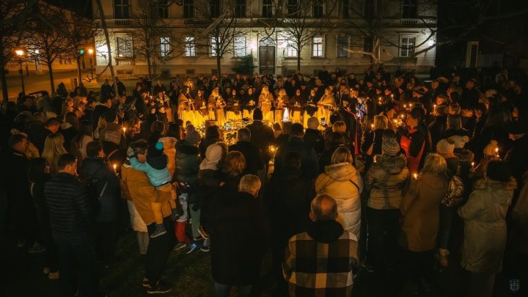 FOTO Upaljena prva adventska svijeća u Križevcima, događaj obogatio nastup ženske pjevačke skupine KUD-a Prigorje