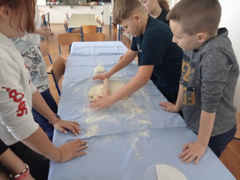 FOTO: JEFTINIJA UŽINA Učenici iz zadruge ispekli vlastite pogačice sa sirom
