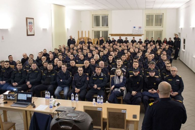 Vatrogasci učili kako gasiti litij-ionske baterije: ‘Sve je više vozila na električni pogon, moramo biti spremni’
