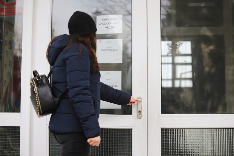 FOTO: PROVJERILI SMO Pridržavaju li se naše škole novog protokola? Prelogović: Problem nije samo u zaključavanju vrata, Latin: Škola ima visoku razinu sigurnosti