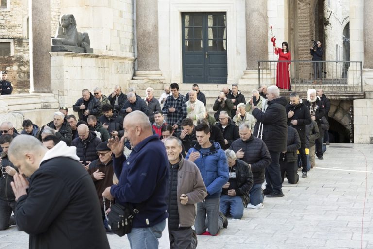 TIHA MISA U Koprivnicu ove subote stiže i akcija koja se protivi muškarcima koji mole na koljenima: ‘Oni bi ograničili prava žena’