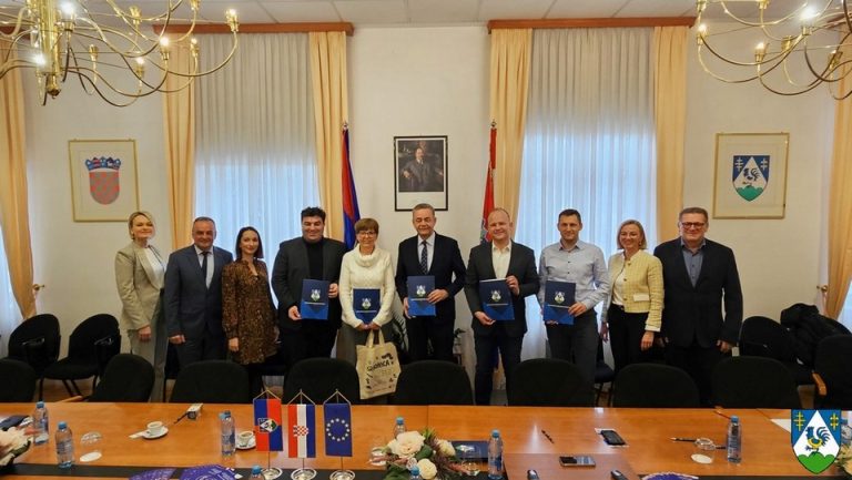 FOTO Potpisani sporazumi za Bibliobusne službe u Koprivničko-križevačkoj županiji, župan Koren: Bibliobus je most koji povezuje ljude s kulturom i znanjem
