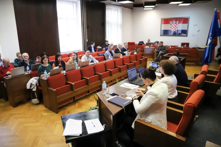 FOTO Grad diže kredite. Jakšić objasnio zašto, oporba nezadovoljna