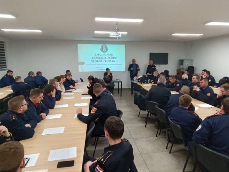 FOTO Vatrogasci upili nova znanja, naučili kako koristiti aparat za zaštitu dišnih organa