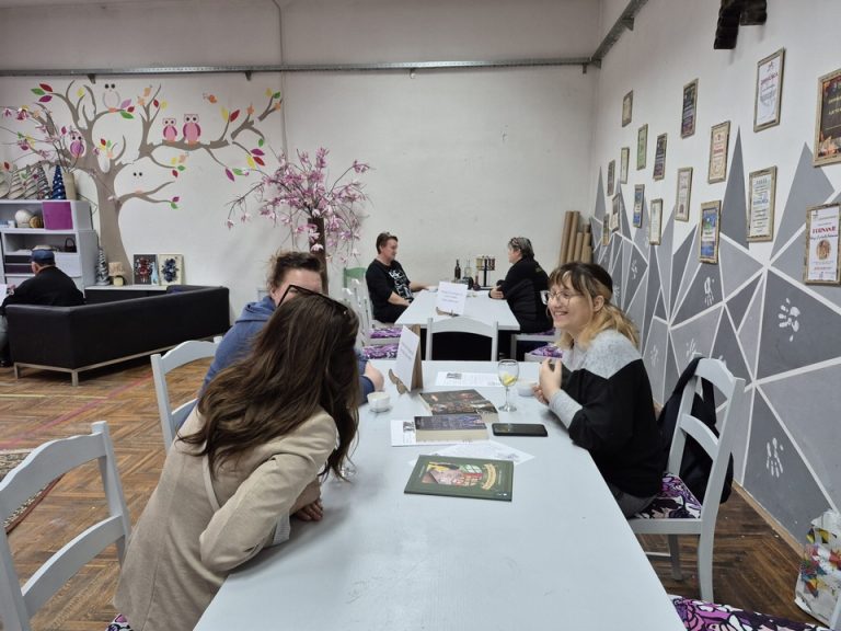 FOTO: JEDINSTVEN PROJEKT U Đurđevcu kroz Živu knjižnicu čitali ljude: Rušili smo predrasude te jačali povjerenje i osjećaj zajedništva