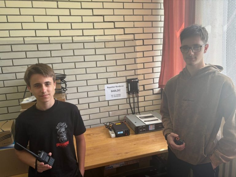 FOTO U Đurđevcu proradio radioamaterski repetitor, prve veze ostvarili mladi članovi Radiokluba Filip i Matko