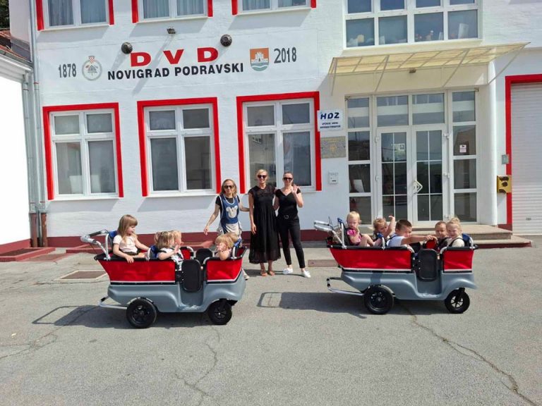 FOTO Mali ‘Oblačići’ uživali u prvoj vožnji kolicima za djecu jasličke dobi