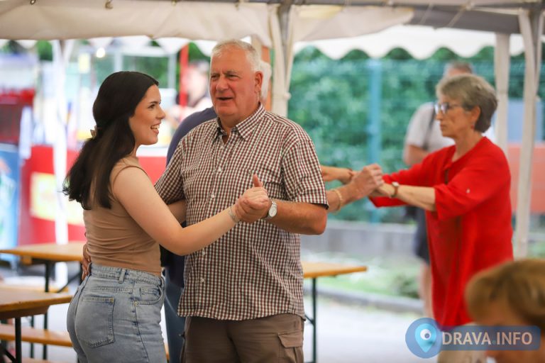 FOTO: FEŠTA U SIGECU Na vatrogasnoj zabavi okupljene zabavljao legendarni Franjo Barić