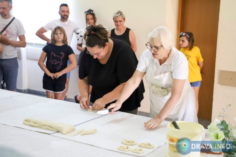 FOTO: KOPRIVNIČKI BREGI Radionica izrade bregovskih pereca oduševila posjetitelje, načelnica Škoda Vajdić otkrila nam je po čemu su posebni