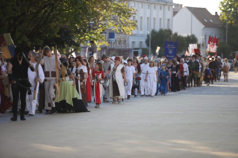 FOTO Renesansna povorka prošetala ulicama, Koprivnica je na bedemima proglašena slobodnim kraljevskim gradom