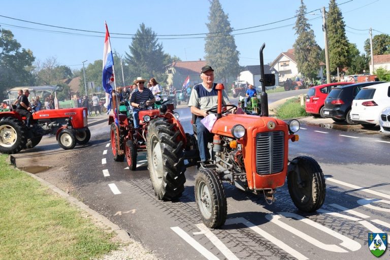 FOTO U Koprivničkim Bregima predstavljeni oldtimer traktori, najstariji datira iz 1951. godine