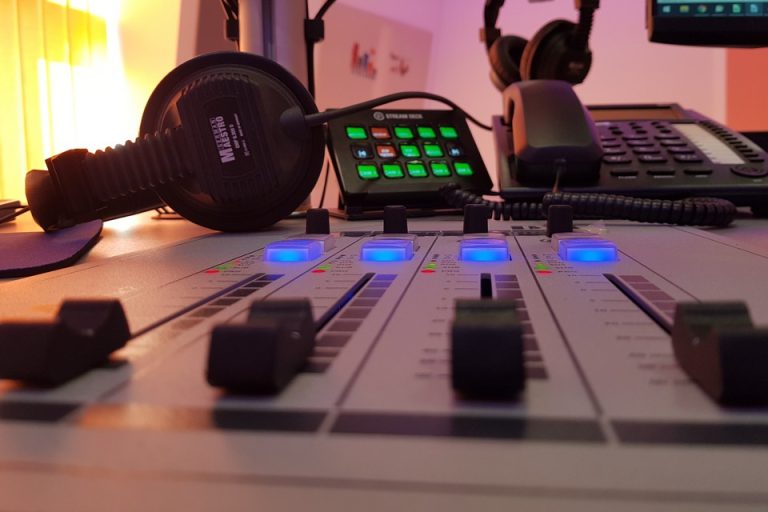 Postani dio našeg tima – Podravski radio zapošljava novinara/voditelja u programu!