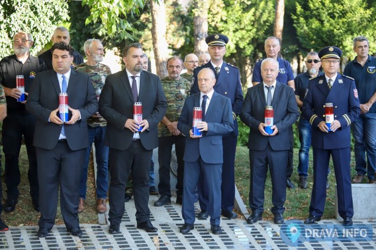 FOTO Zapaljene svijeće i položeni vijenci za Dan pobjede i domovinske zahvalnosti