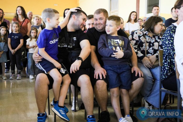 FOTO: VELIKI DAN ZA PRVAŠIĆE Za mališane pripremljen prigodni program, dočekao ih je i gradonačelnik Jakšić