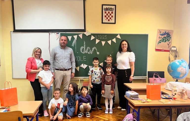 FOTO: KOPRIVNIČKI IVANEC Načelnik Vrabelj prvašićima podijelio poklone, svim učenicima osigurane besplatne radne bilježnice i likovne mape