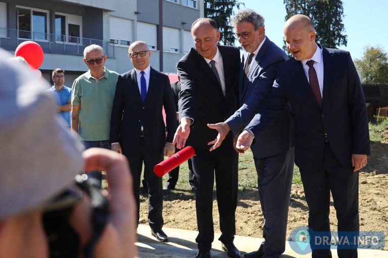 FOTO: POVIJESNI DAN Počela gradnja studentskog doma na Sjeveru. Jakšić, Fuchs i Milković položili vremensku kapsulu