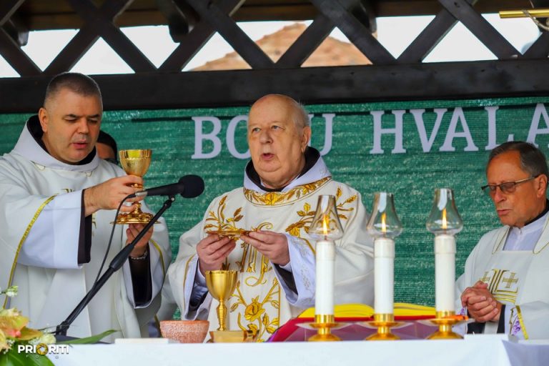 FOTO Fra Marijan na isti dan slavio rođendan i 50 godina svećeništva