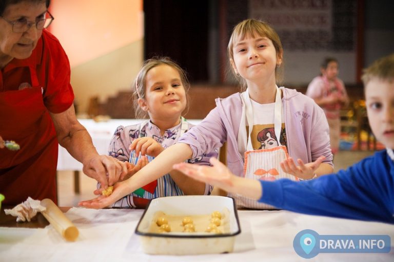 FOTO Knjižica “Iz bakine bilježnice” predstavljena u Koprivničkom Ivancu, Društveni dom zamirisao po tradicionalnim kolačima i jelima