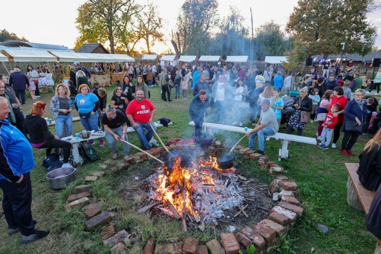 Dođite večeras na Zlatnu jesen, peći će se kesteni, predstaviti OPG-ovi i udruge, a bit će i glazbe