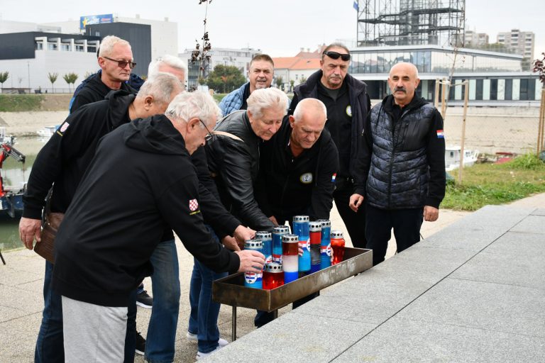 NOVIGRAD PODRAVSKI Članovi udruge hrvatskih dragovoljaca na dvodnevnom izletu u Slavoniji
