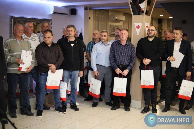 ODRŽANA SVEČANOST Gradsko društvo Crvenog križa dodijelilo 122 jubilarna priznanja dobrovoljnim darivateljima krvi