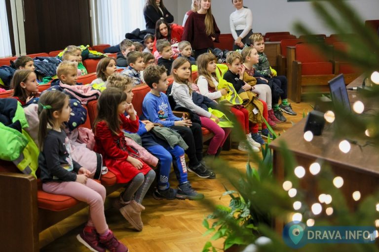 FOTO Mališani iz Medenjaka s gradonačelnikom okitili jelku