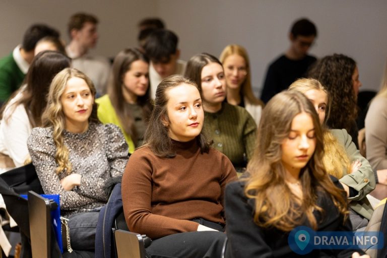 FOTO Županija dodijelila 154 ugovora o stipendiranju, župan Golubić: Ulažemo u vas i imamo vjere u vas, a na vama je da ostvarite prijateljstva, ljubav, zabavu i diplomu