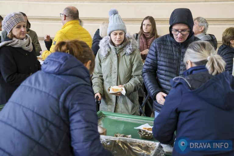 FOTO: UOČI BOŽIĆA Sugrađani uživali u prženim ribicama, pripremljeno 400 porcija