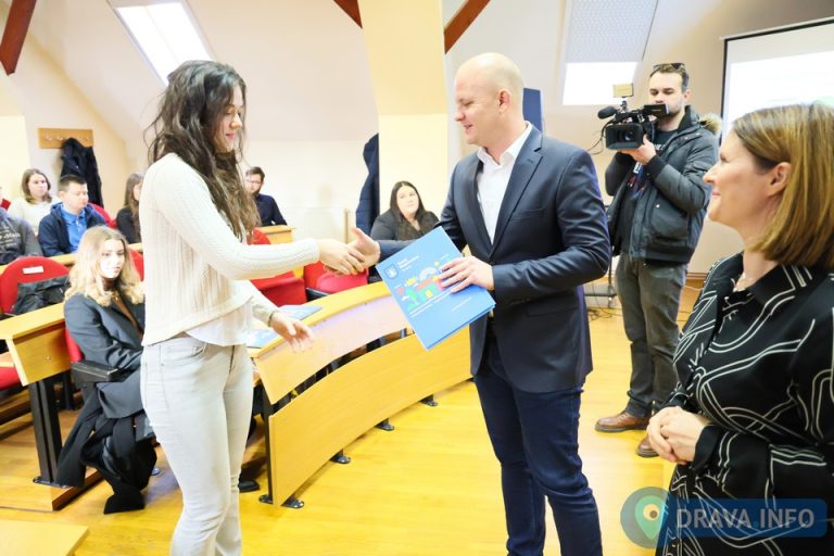FOTO Podijeljeno 128 novih ugovora o stipendiranju, Jakšić: Jedan smo od rijetkih gradova u Hrvatskoj u kojem svi redovni studenti mogu dobiti stipendiju