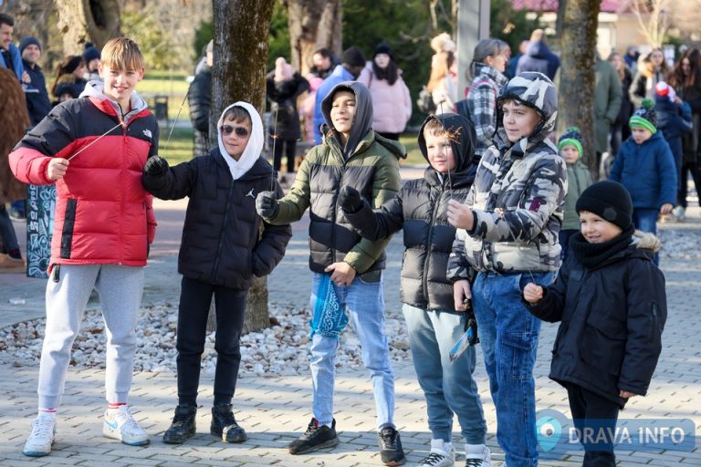 FOTO Dječjim dočekom na Zrinskom trgu Koprivnica ‘ušla’ u 2026. godinu