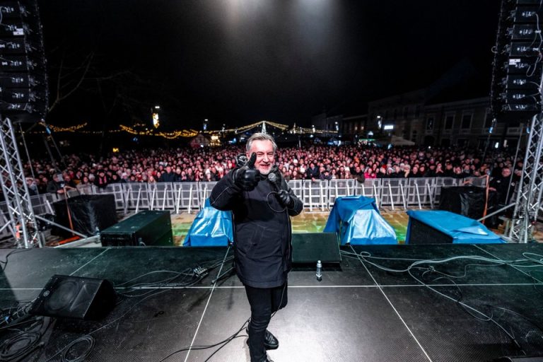 FOTO Mnogobrojna publika uživala na Zrinskom trgu, zabavljao ih Miroslav Škoro
