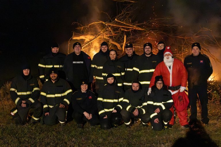 FOTO U Sigecu zapaljen tradicionalni Ivanjski krijes, mještani i vatrogasci družili se uz kobasice i kuhano vino