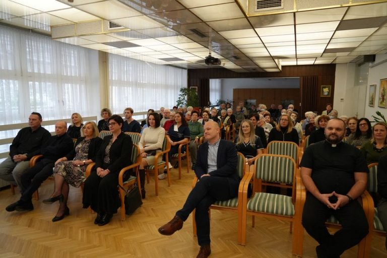 FOTO U Domu za starije i nemoćne osobe održana tradicionalna božićna priredba, pogledajte kakva je atmosfera vladala