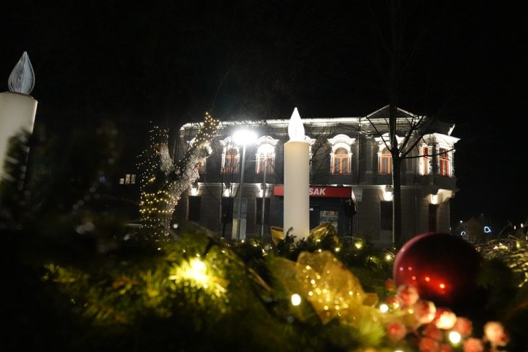 FOTO Na adventskom vijencu ispred Crkve sv. Jurja upaljena prva svijeća