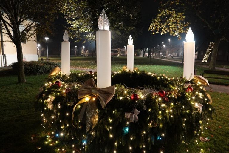 FOTO U središtu Đurđevca upaljena druga adventska svijeća