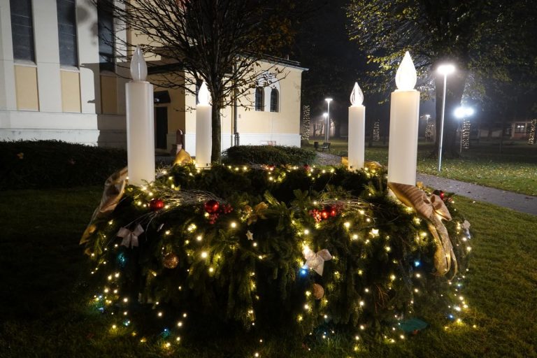 Upaljena treća svijeća na adventskom vijencu kod Crkve sv. Jurja