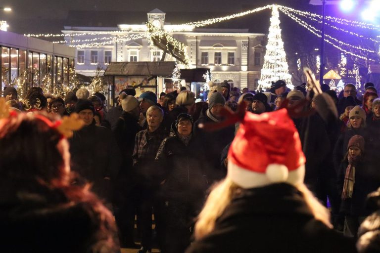 Uz prigodni glazbeni program zapaljena treća adventska svijeća na Zrinskom trgu