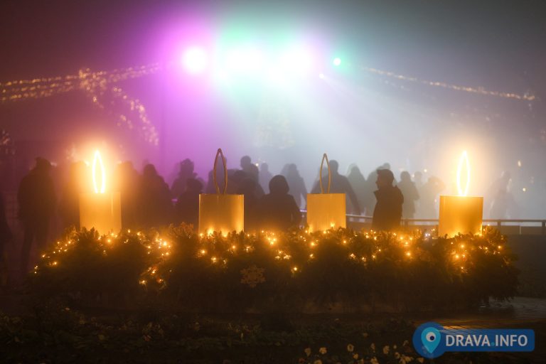 FOTO Blagdansko ozračje u Koprivnici: upaljena druga adventska svijeća