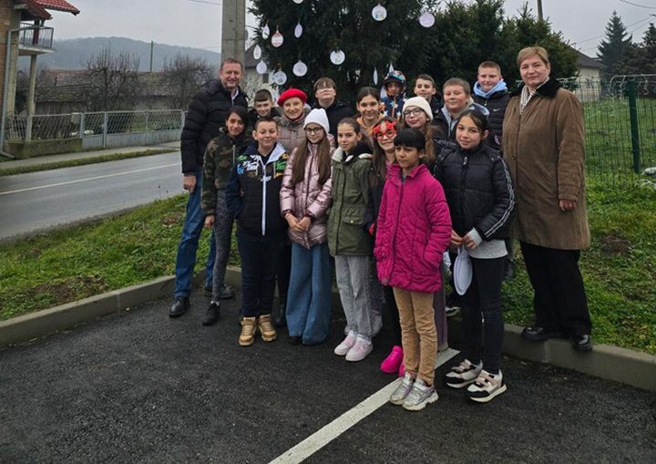 DOBRO JE ČINITI DOBRO Učenici iz Rasinje odlučili podijeliti dobro i mir Božića