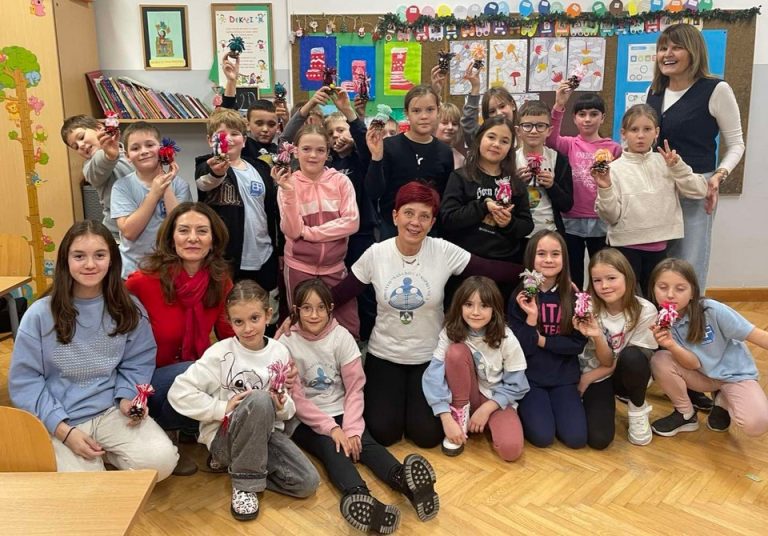 FOTO Djeca stvaraju ukrase, pokuse i čestitke u velikom blagdanskom projektu Društva naša djeca