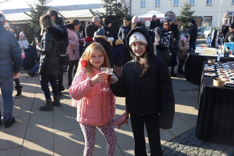 FOTO Mali Križevčani dočekali novu godinu uz dječji šampanjac, tortu i Djeda Mraza