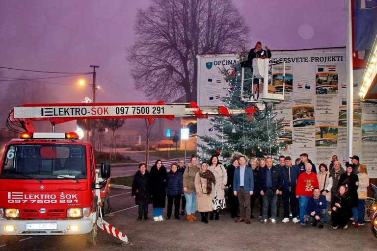FOTO Udruge iz Podravskih Sesvete zajedničkim snagama okitile božićnu jelku