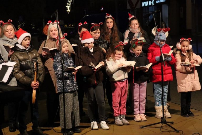 FOTO Četvrta adventska svijeća zasjala na Zrinskom trgu uz prigodan program